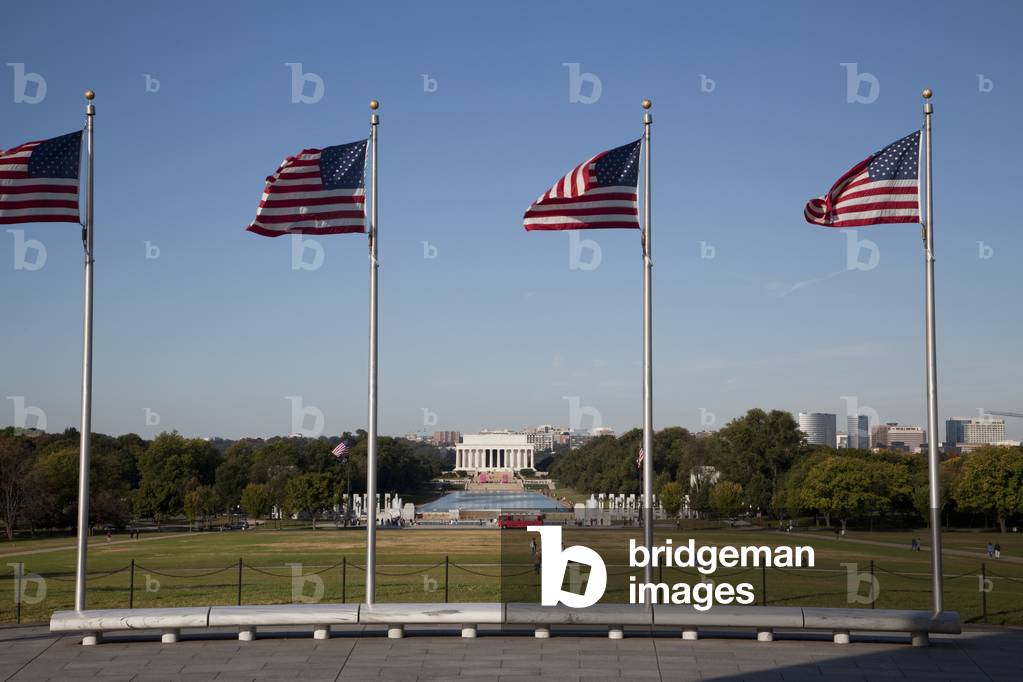Lincoln Memorial with American flags (photo)