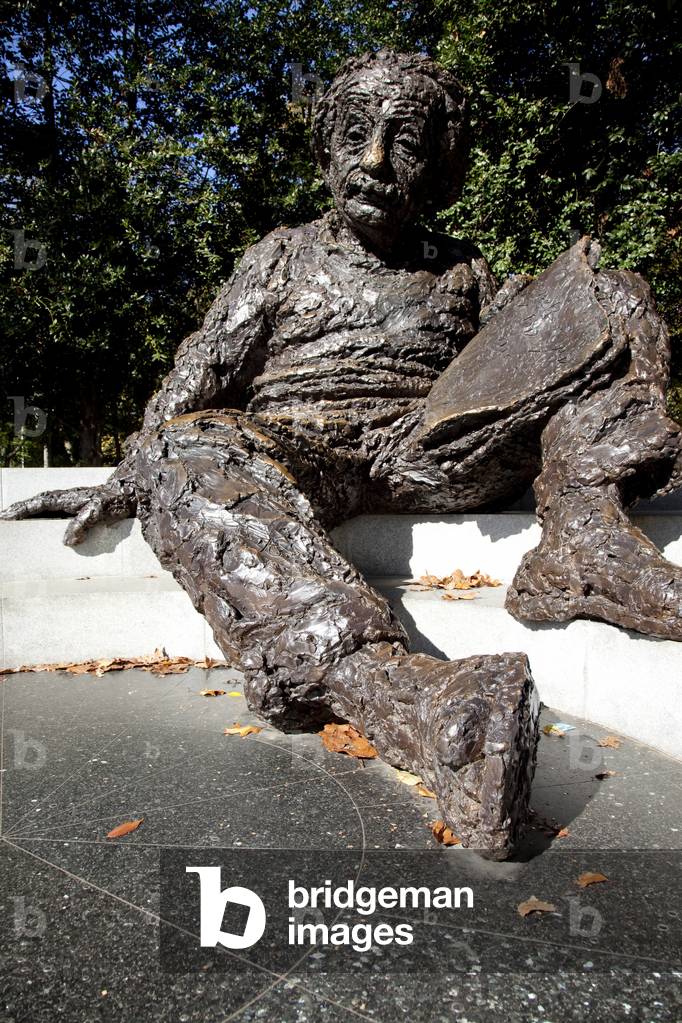 The Albert Einstein Memorial (photo)