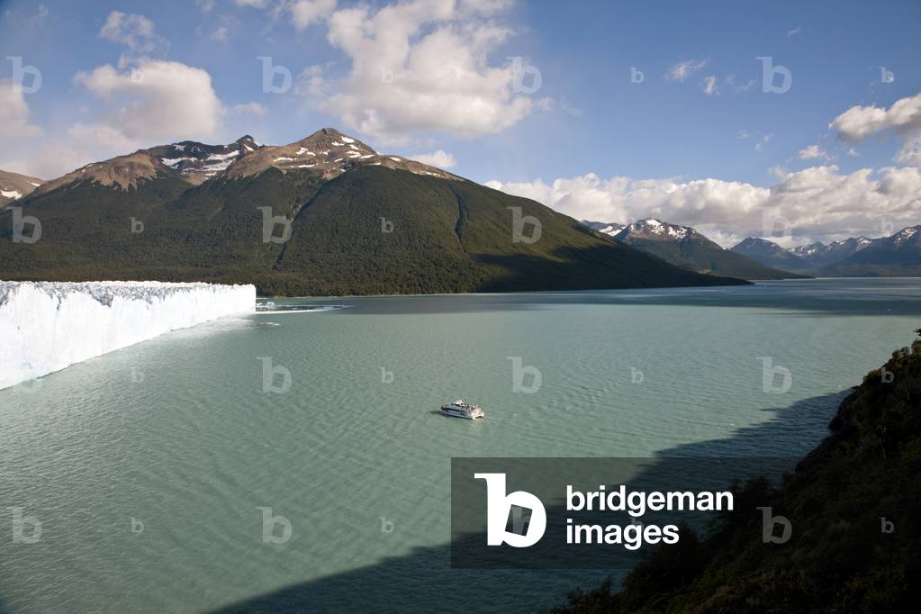 Tour boat in the Canal de los Tempanos viewing the Northern Face of the Glacier Perito Moreno (photo)