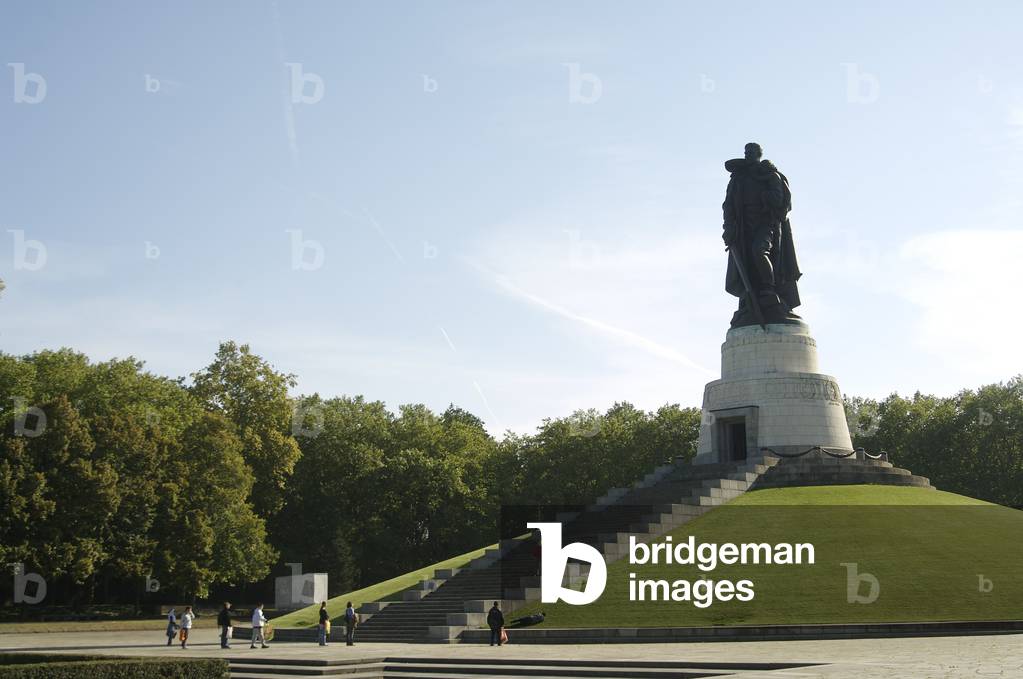 View of the Soviet Memorial in Treptower Park, Berlin (photo)
