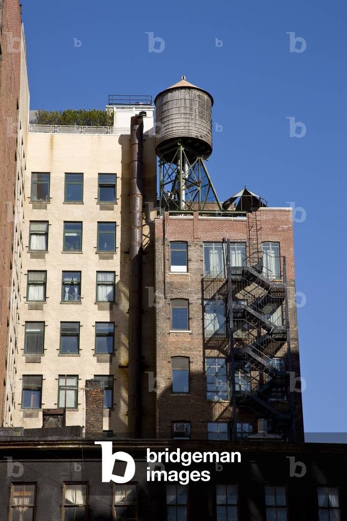 Rooftop water tank, NoHo, New York (photo)