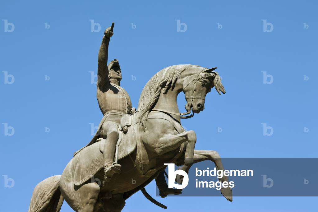 Sculpture paying homage to General Olascoaga (photo)