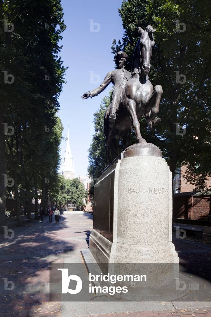 The Paul Revere statue on the walk towards the Old North Church, the North End, Boston, USA (photo)

