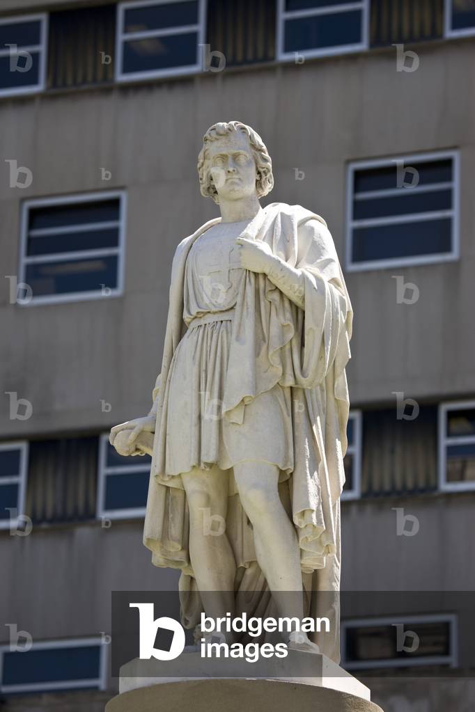 Statue of Christopher Columbus outside the Supreme Court of New York in Brooklyn (photo)
