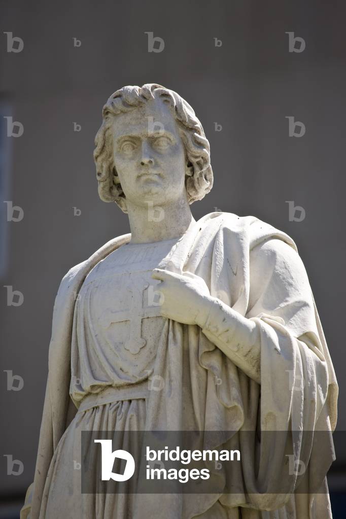 Statue of Christopher Columbus outside the Supreme Court of New York in Brooklyn (photo)
