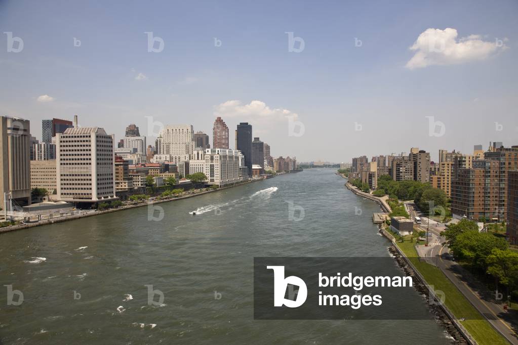 View of New York from Roosevelt Island Aerial Tramway (photo)