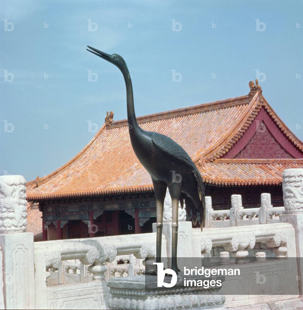 Statue of a stork with a side pavilion of the Hall of Supreme Harmony in the background, Ming Dynasty (photo)