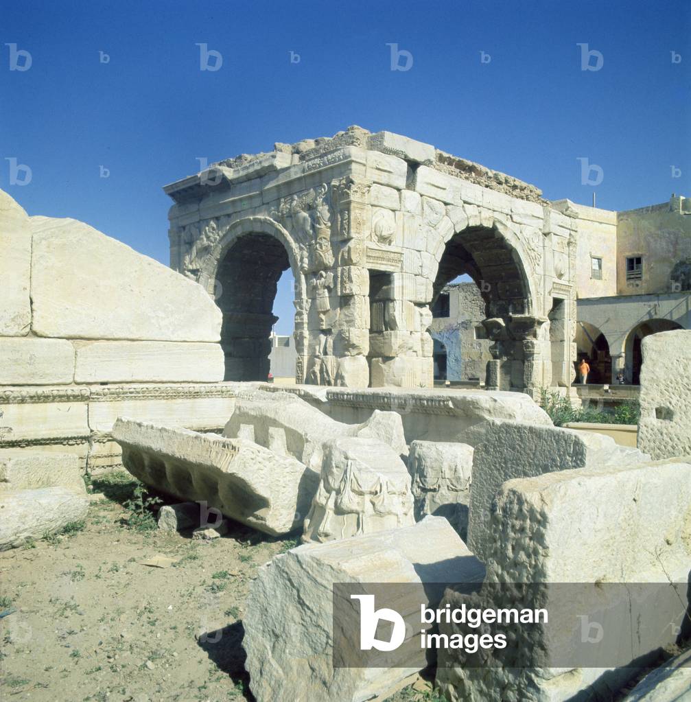 Four-way triumphal arch of Marcus Aurelius and Lucius Verus, 163 AD (photo)