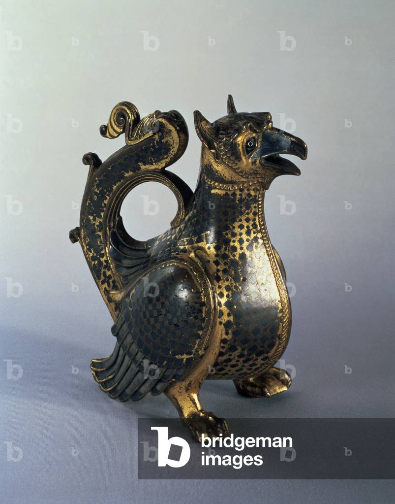 Wasserkrug in Form eines Greif, frühes 12. Jahrhundert (vergoldete Bronze mit Niello)