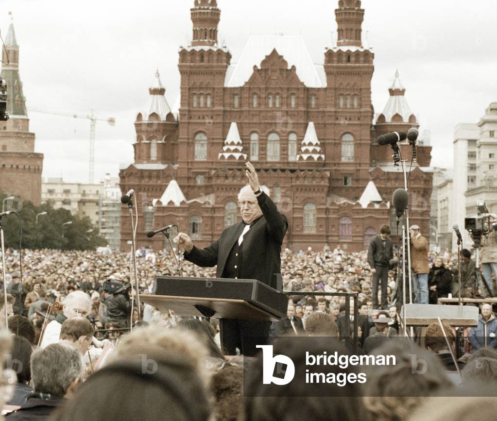 Mstislav Rostropovich conducts the first orchestral concert ever performed in Moscow's Red Square, 1993 (photo)