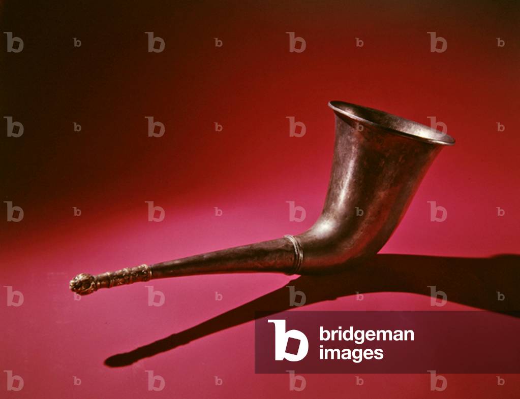 Drinking horn with a lion's head finial (silver & gold)