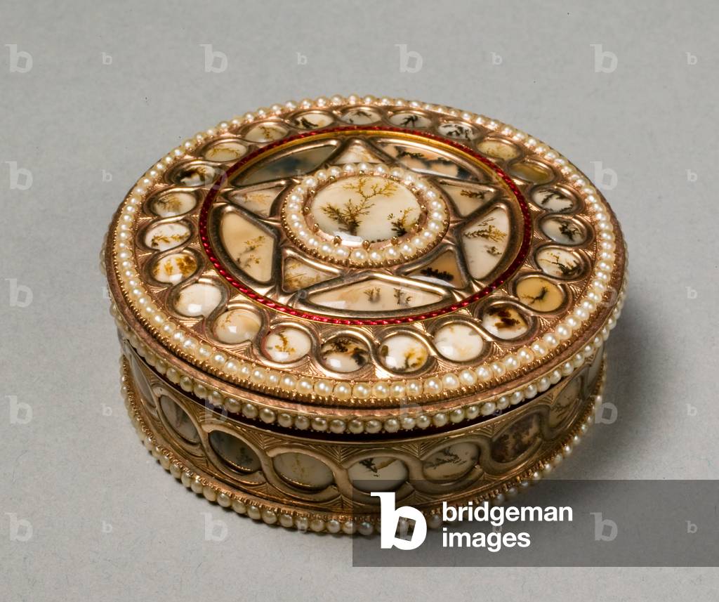Round Snuff Box, c.1800-30 (gold, agate, pearls, enamel)



