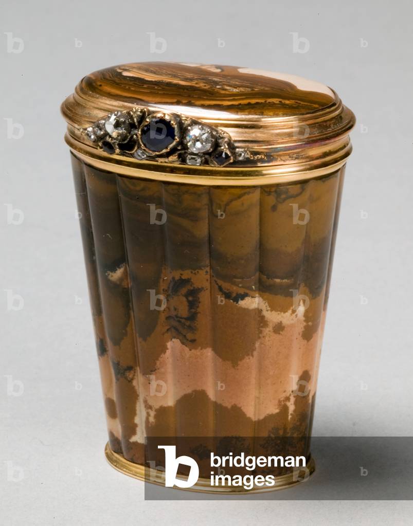 Snuff Box, c.1760 (gold-mounted agate, sapphire, diamonds)
