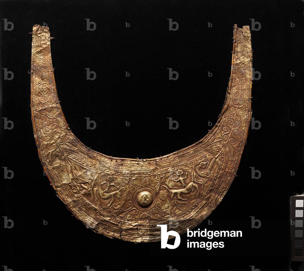 Crescent-shaped ornament (tobelo), 19th century (gold with rattan (rotan) binding)