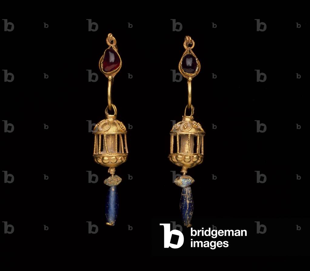 Pair of earrings with large pendants, 2nd-1st centuries B.C. (gold, garnet, glass)