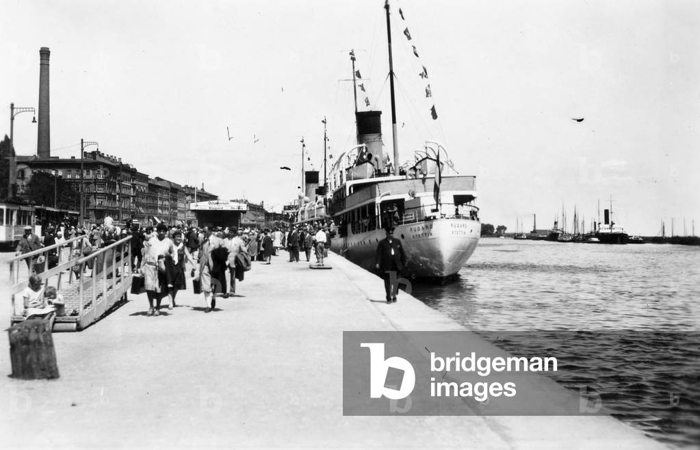 Picture of Szczecin harbour with the steamer 'Rugard' , Poland, c. 1927 (b/w photo)