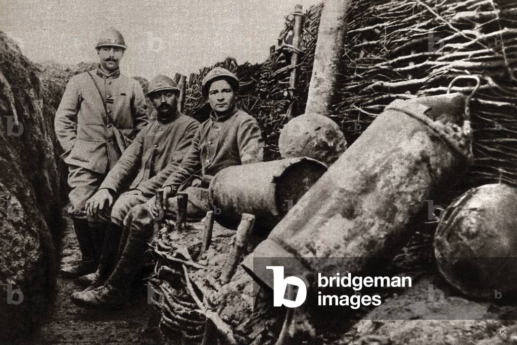 First World War (1914-1918): French soldiers beside German projectiles nicknamed “coal buckets