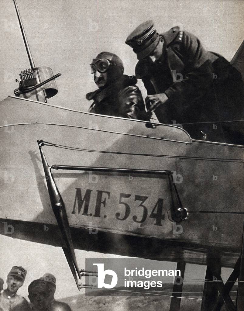 Immagine di Fotografia "Prima Guerra Mondiale (1914-1918): Gabriele d'Annunzio poeta italiano pronto a lanciar