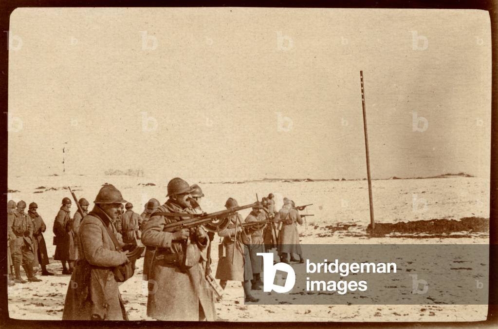 First World War (1914-1918): the French army advances by firing with machine guns (FM) at Lataule in the Oise (07/02/1917)