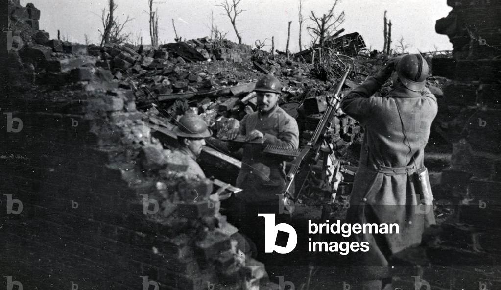 First World War (1914-1918): machine guns firing planes, soldiers stationed in a ruined house in Maucourt (Somme), 07/12/1916