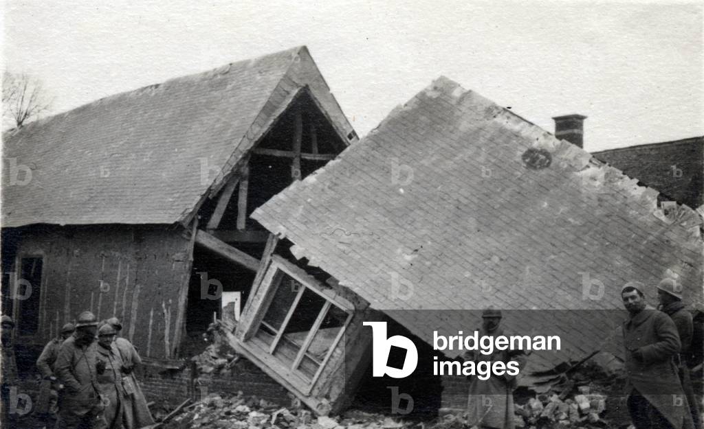 First World War (1914-1918): French soldiers in front of a house bombed in Candor (Aisne) on 18/03/1917.