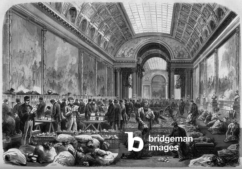 View of the gallery of the battles of the castle of Versailles, where the post office is installed, 1871. Engraving in “” Le Monde Illustré”” n°732 of 22 April 1871.