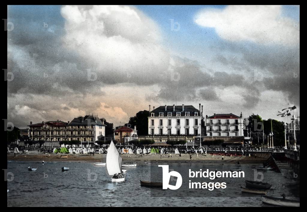 The beach of Arcachon in 1950 (postcard)