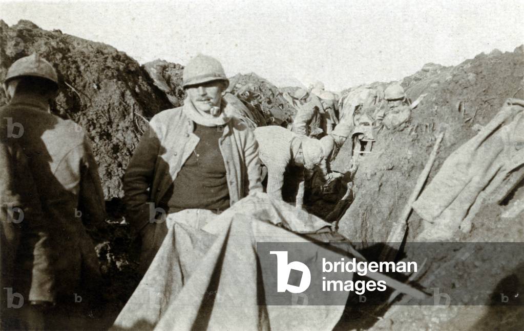 First World War (1914-1918): French soldiers in the trench of the “Sultan” (Aisne?) on 09/10/1916.