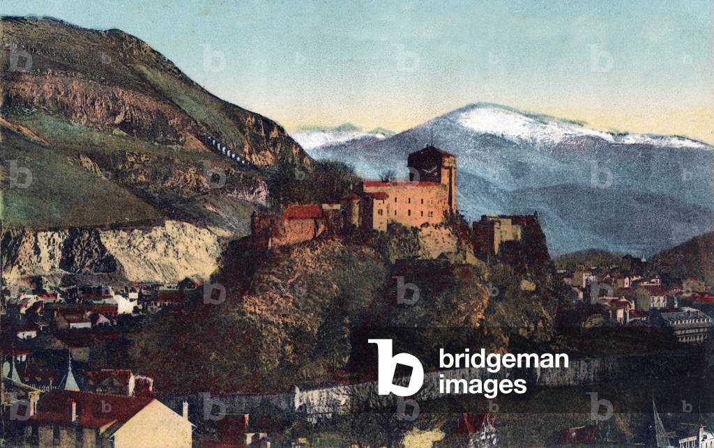 The castle and the Pyrenees chain in Lourdes - Hautes Pyrenees around 1900.