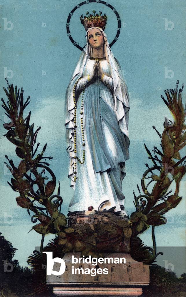 The virgin crowned in Lourdes - Hautes Pyrenees around 1900 (engraving)