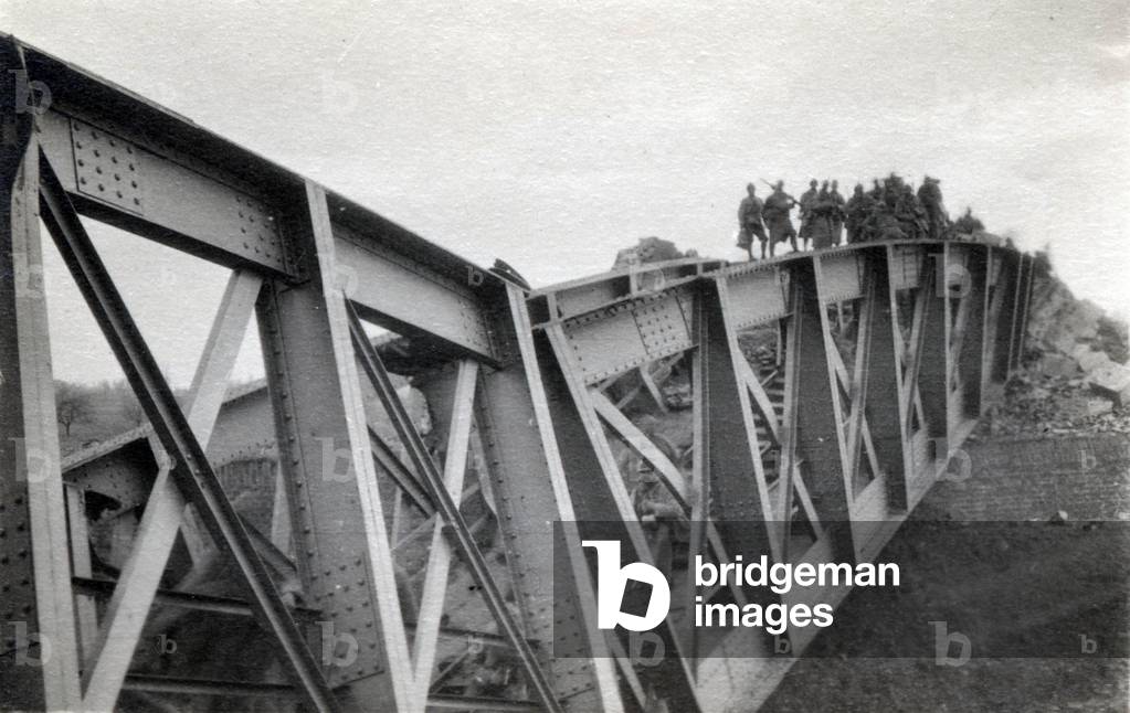 First World War (1914-1918): French soldiers crossing the bridge of the Canal du Nord on 18/03/1917