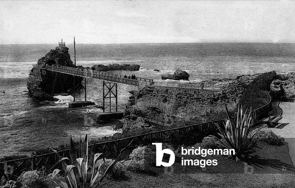 Biarritz (Pyrennees Atlantique) (64) in 1900: the rock of the virgin and the bridge.