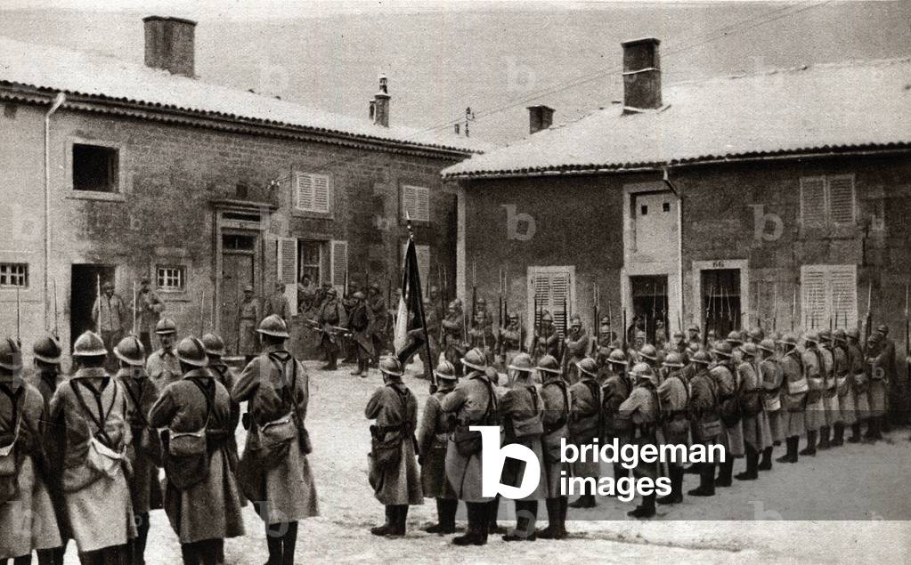 First World War (1914-1918): Ceremony during which the flag of a French regiment is taken to fire. Photography In 