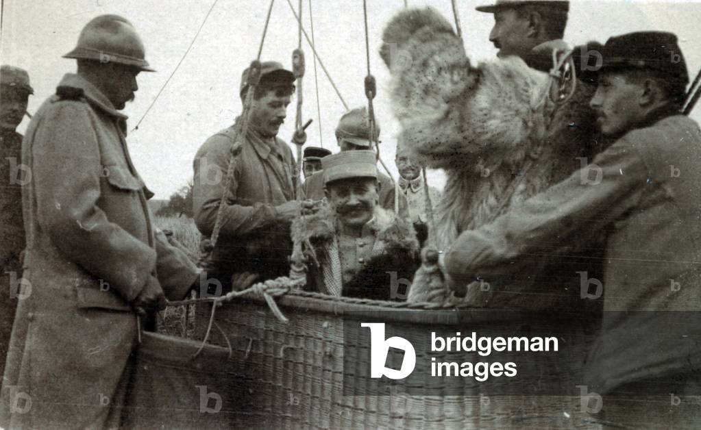 World War I: nacelle ready to start, Colonel Leclerc is inside. Crevecoeur le Grand (Oise) 12/10/1916