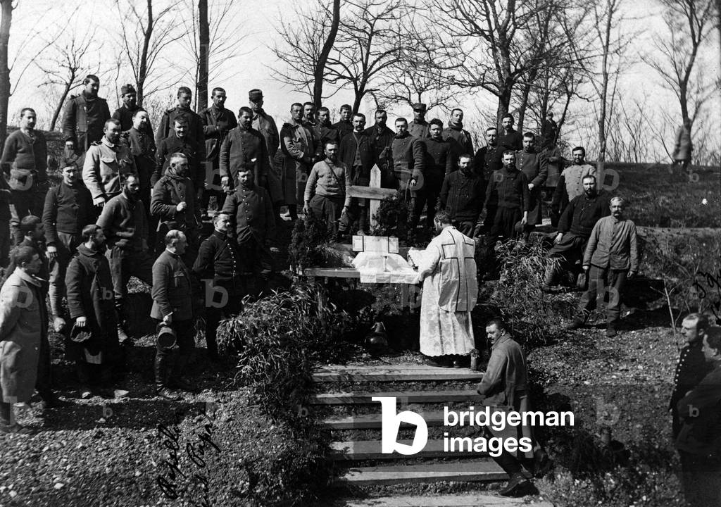 First World War (1914-1918): Sunday Mass at the Ferme de Canny (Canny-sur-Matz) (Department 60: Oise) in May 1915. Private collection.