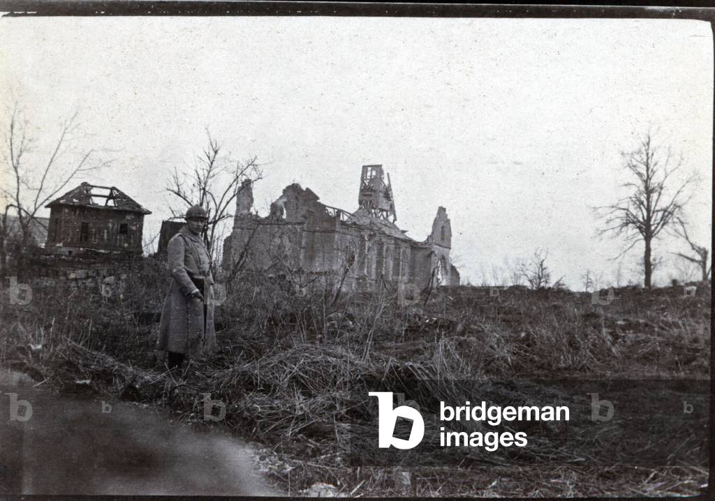 First World War: a soldier in the ruins of Plessis de Roye (Oise 60), January 1917.