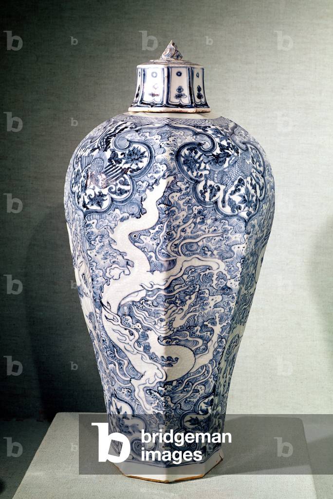 Octagonal 'Mei- P'ing' vase with white and blue decoration, from Baoding, Hebei, Yuan Dynasty (porcelain)