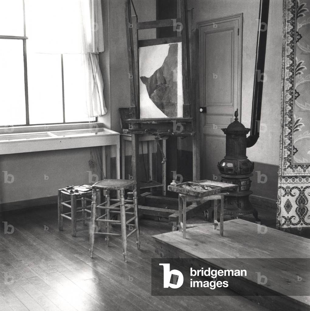 Interior of Cezanne's studio at Aix-en-Provence, c.1900-02 (b/w photo)