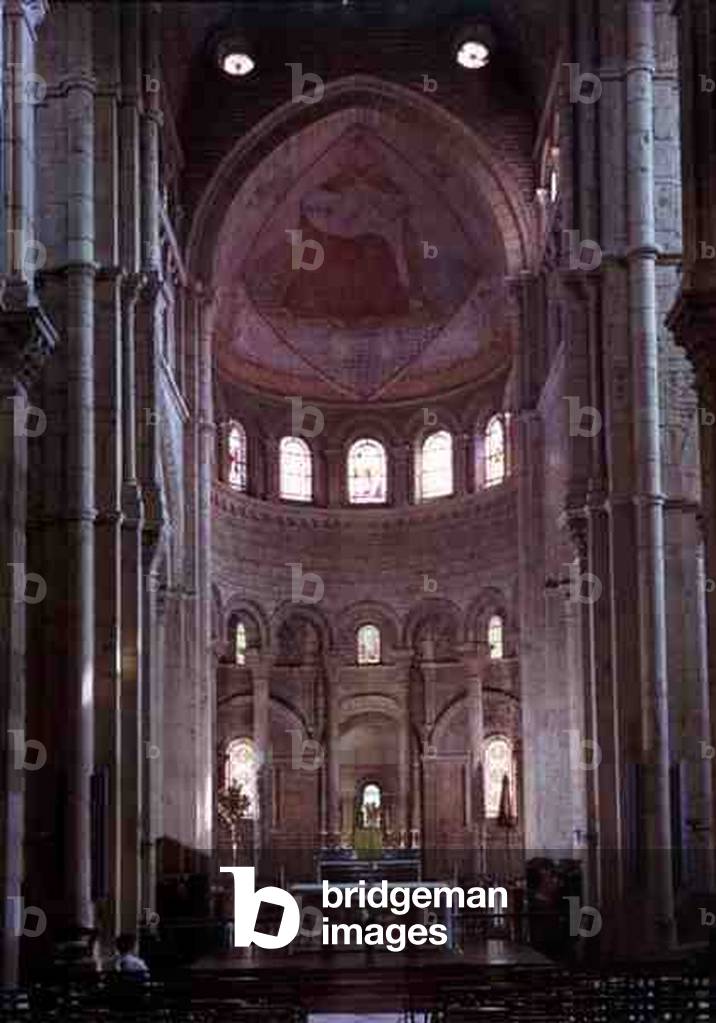 Interior view of the choir and apse (photo)