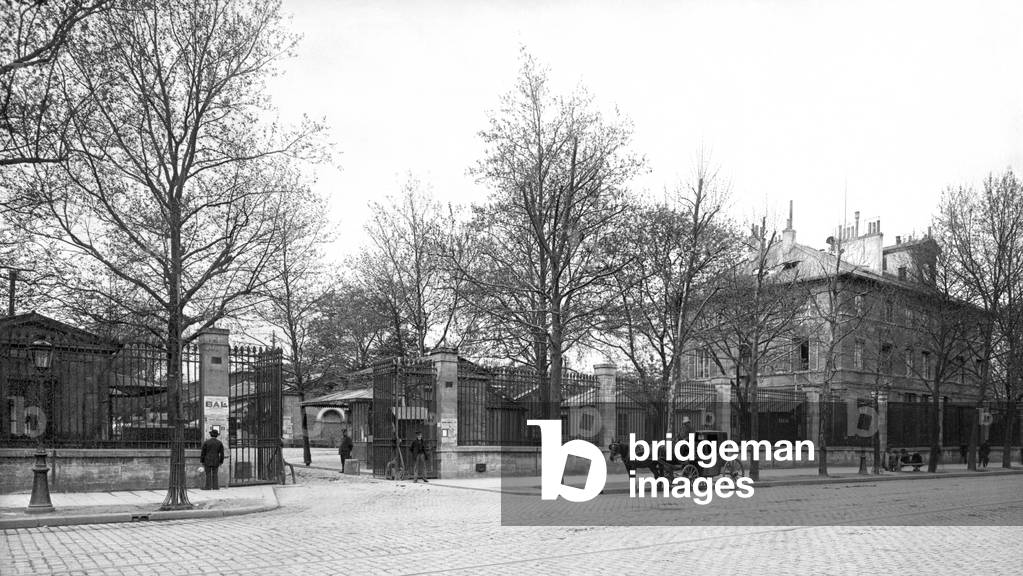 Entrance to 'La Halle aux Vins' from Quai Saint-Bernard, Paris, c.1900 (b/w photo)