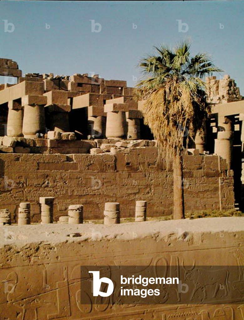 Mauer von Ramses II und der Tempel der Tuthmosis (Foto)