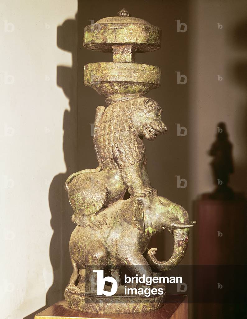 Immagine di Scultura "Scultura di leone montata su un elefante" di Indian School
