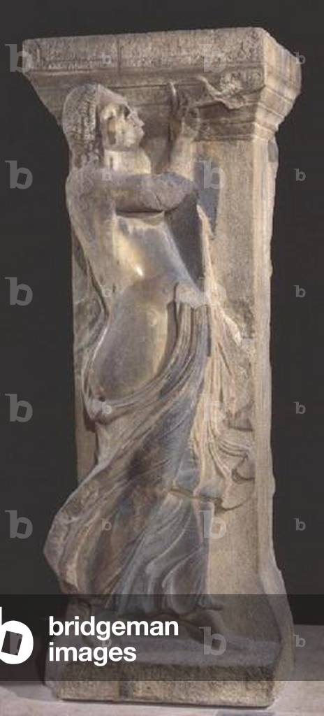 Colonna in pietra decorata con un bacchante che suona un doppio flauto, copia di un originale ellenistico di S