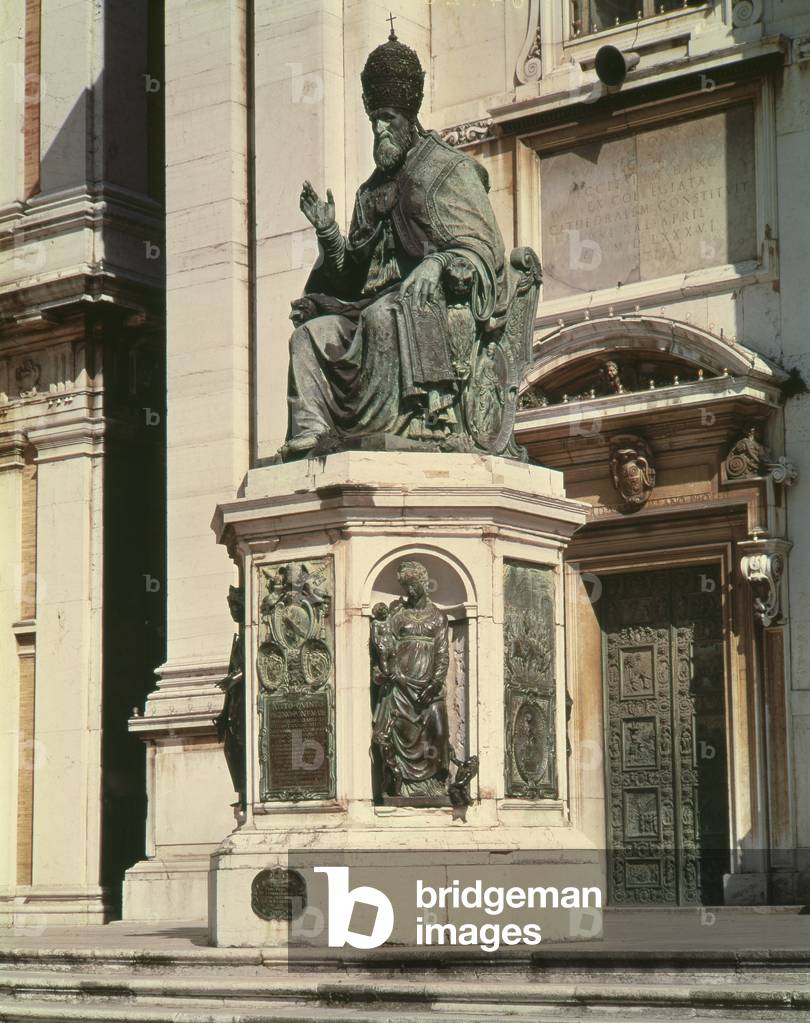 Monument to Pope Sixtus V outside the basilica at Loreto (photo)