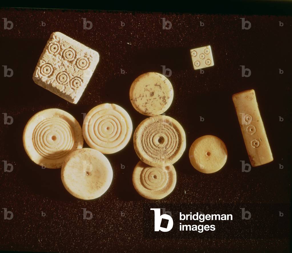 Zähler und Würfel, gallorömisch, zweite Hälfte des ersten Jahrhunderts v. Chr.