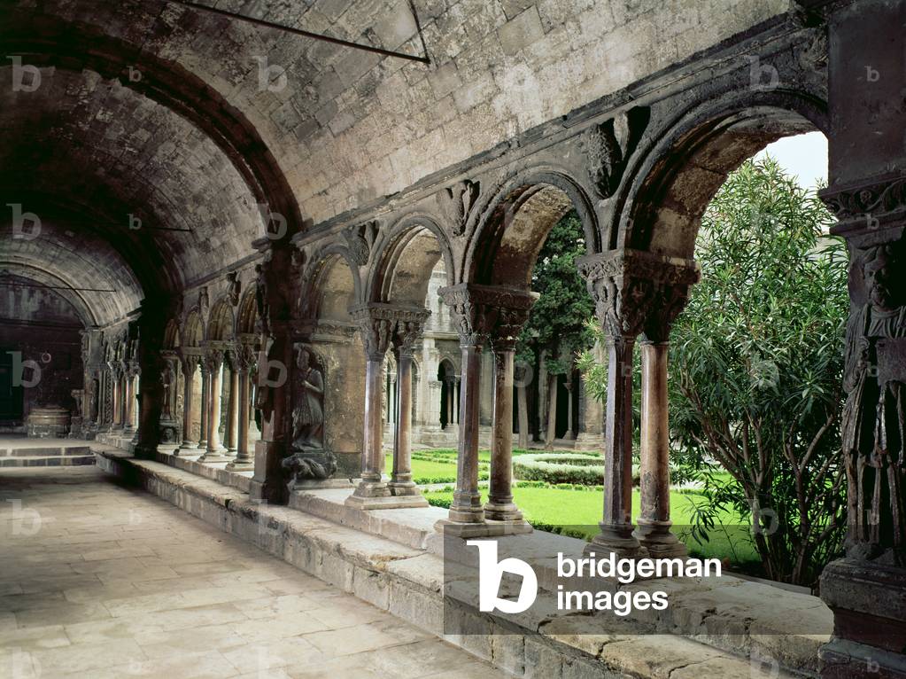 Church of Sainte-Trophime, Arles: interior of the cloister (photo)