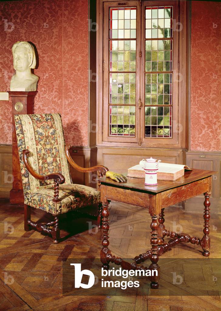 Interior of the study of Honore de Balzac (1799-1850) in his home in rue Raynouard (photo)