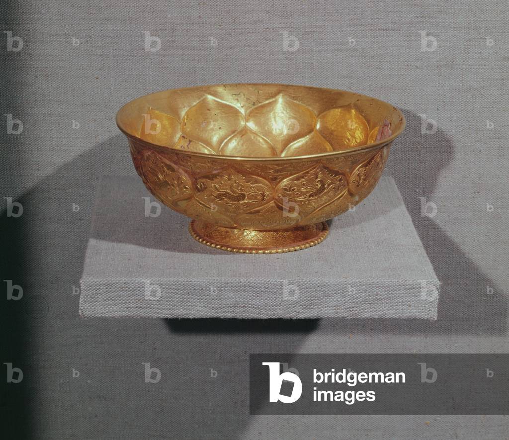 "Ciotola decorata con petali di loto in rilievo (oro)" di Tang Dynasty Chinese School