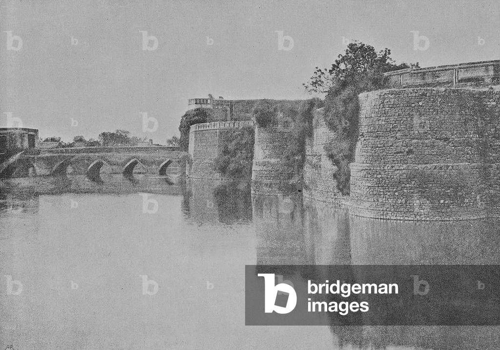 The fort surrounded by canal, Bharatpur (engraving)