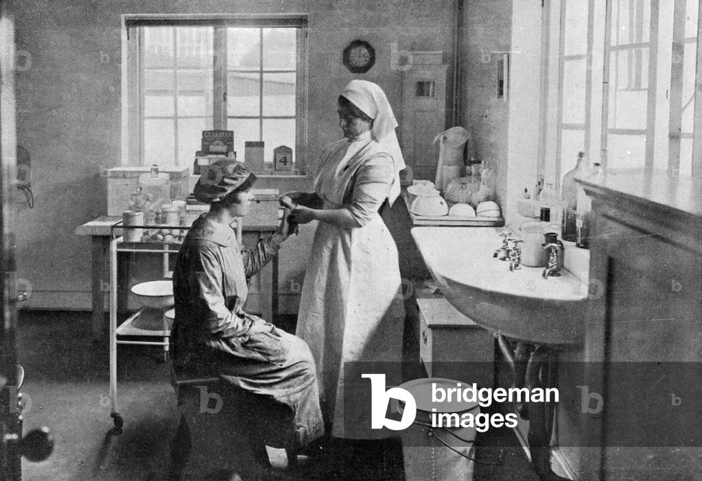 Surgery in the Cottage Hospital, 1918 (b/w photo)